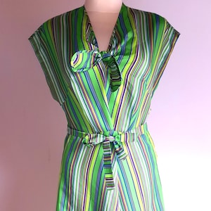 Vintage 1980er Jahre Sommerkleid hellgrün gestreift zum Binden Medium size