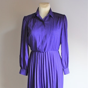 Vestido de secretaria plisado con estampado morado vintage de los años 80, talla mediana