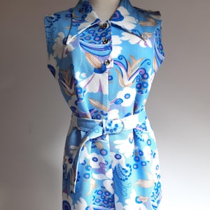 Vintage 1970s blau weiß geblümtes ärmelloses Spitzenkragen Kleid im Schürzenstil mit Gürtel große Größe