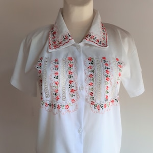 Vintage 1980s 1990s white red embroidered floral folk style blouse size 38/40