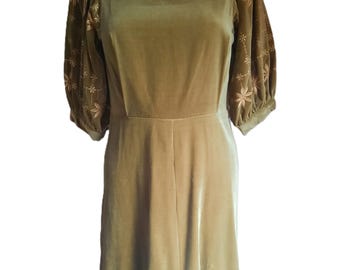 Vestido midi vintage de terciopelo caqui de los años 70 con mangas abullonadas y bordado floral, talla pequeña