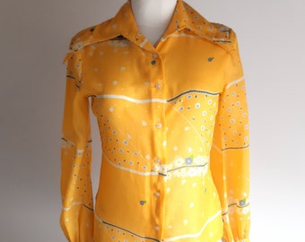 Blusa vintage de cuello de daga estampada amarilla de la década de 1970 de tamaño mediano