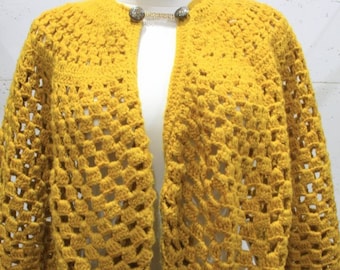 Vintage 1970s 1980s woman crochet folk scandinavian mustard yellow winter cape poncho onesize