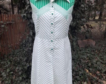 Robe sans manches imprimée de cercles verts blancs et de rayures vintage des années 1970 avec col de taille moyenne