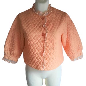 Wovenair by Kayser Vintage 1960er Jahre pfirsichfarbene gesteppte Rüschen-Bettjacke, Größe small Medium