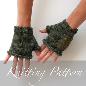 Op de afbeelding: Een paar groene vingerloze handschoenen met een bruine en oranje patch op één handschoen. De handschoenen zijn gebreid en hebben een geribbelde textuur. De handschoenen worden getoond op de handen van een persoon.