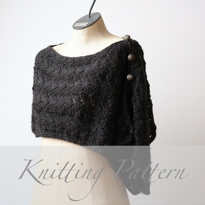 Puede incluir: Un poncho de punto gris oscuro de corte holgado y escote amplio. El poncho tiene un patrón de punto texturizado y botones decorativos en el hombro.