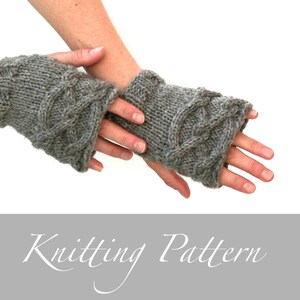 Peut inclure: Une paire de mitaines grises en tricot avec un motif de câble. Les mitaines sont faites d'un fil doux et chaud et sont parfaites pour garder vos mains au chaud en hiver.