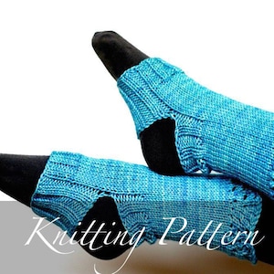 Puede incluir: Un par de polainas de punto azul con un diseño de encaje. Las polainas se llevan en las piernas de una persona. Patrón de tejido de punto.