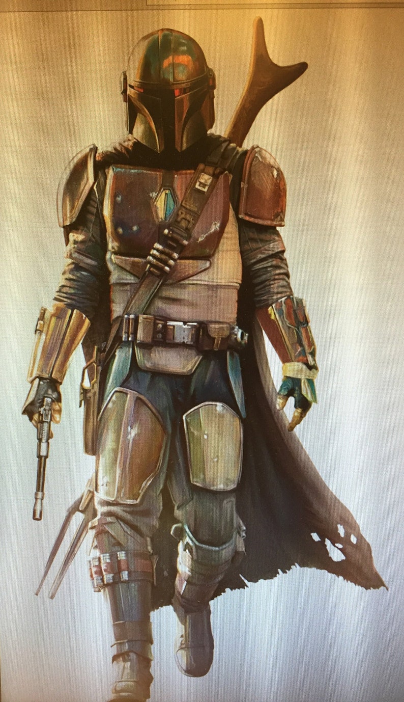 Puede incluir: Ilustraci&oacute;n de un guerrero mandaloriano con armadura detallada. El casco es verde oscuro con una visera en forma de T. La armadura es una mezcla de marr&oacute;n, bronce y verde, con una capa y una pistola bl&aacute;ster. Una lanza est&aacute; unida a la espalda.