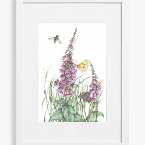 K&ouml;nnte beinhalten: Eine Aquarellillustration von rosa Fingerhutblumen mit gr&uuml;nen Bl&auml;ttern und zwei Schmetterlingen, einem gelben und einem braunen, sowie einer Biene.