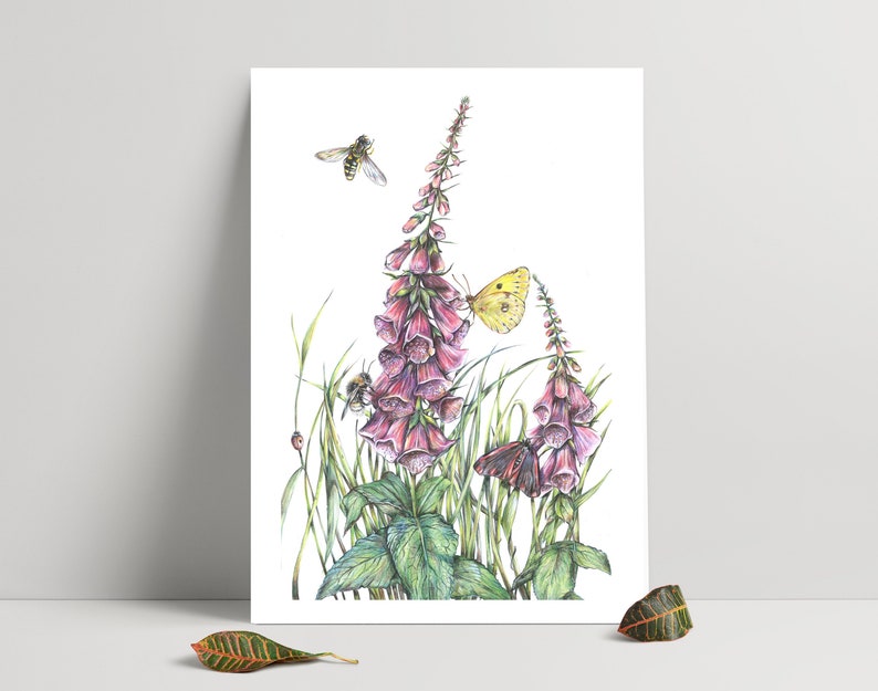 K&ouml;nnte beinhalten: Eine Aquarell-Illustration von rosa Fingerhutblumen mit gr&uuml;nen Bl&auml;ttern und zwei Bienen und einem Schmetterling. Der Schmetterling ist gelb und die Bienen sind schwarz und gelb.