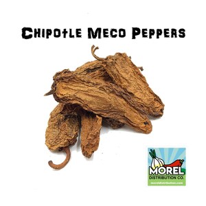 Può includere: Peperoni Chipotle Meco secchi, un tipo di peperoncino, sono mostrati in un mucchio su uno sfondo bianco. I peperoni sono di colore marrone scuro e rugosi. Il testo "Chipotle Meco Peppers" è visualizzato sopra i peperoni. Il logo di Morel Distribution Co. è nell'angolo in basso a destra.