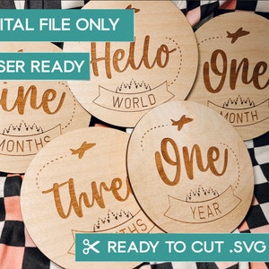 Archivo digital - Láser SVG listo - Avión Montañas Bebé Marcadores de hitos mensuales + Hola mundo - Baby Shower, GlowForge Probado, Madera, Prop