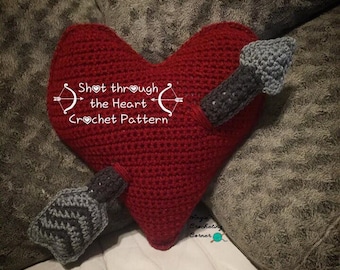 Tourné à travers le motif coeur au crochet, motif coeur flèche au crochet, motif coeur au crochet, motif au crochet pour la Saint-Valentin