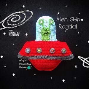 Puede incluir: Un muñeco de trapo extraterrestre de crochet en una nave espacial roja con detalles verdes, azules y amarillos. La nave espacial está rodeada de estrellas y planetas blancos sobre un fondo negro. El texto "Alien Ship Ragdoll" está escrito en blanco sobre la nave espacial.