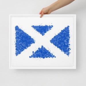 K&ouml;nnte beinhalten: Ein wei&szlig;er gerahmter Druck mit einem blauen abstrakten Design. Das Design besteht aus vier Dreiecken, die jeweils aus blauen Farbstichen bestehen.