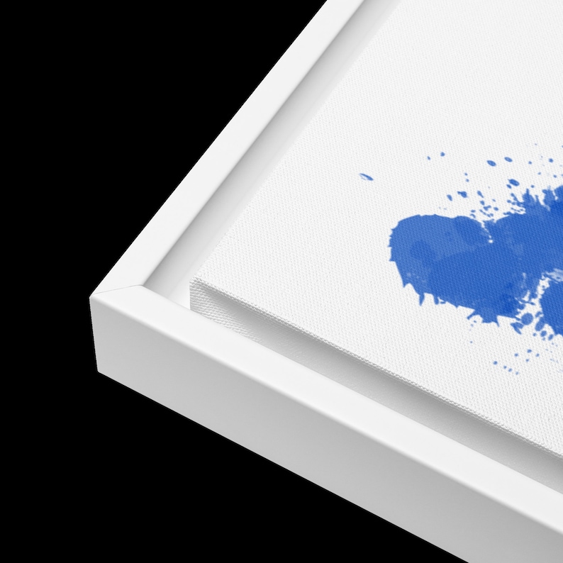 K&ouml;nnte beinhalten: Ein wei&szlig;er Leinwanddruck mit einem blauen Aquarell-Spritzer-Design. Die Leinwand ist mit einem wei&szlig;en Holzrahmen gerahmt.