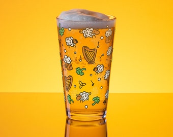 Vaso de pinta irlandés: recuerdo irlandés dibujado a mano (16 oz)