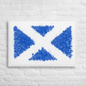 K&ouml;nnte beinhalten: Ein gerahmter abstrakter Kunstdruck mit einem blauen Aquarelldesign aus vier Dreiecken, die in Form eines Kreuzes angeordnet sind.