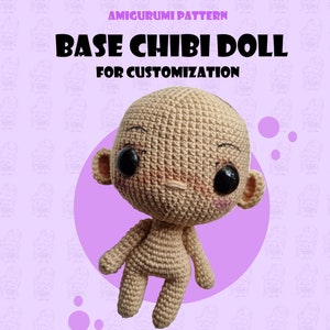 Może przedstawiać: Wzór na amigurumi na szydełku do podstawowej lalki chibi, z tekstem "BASE CHIBI DOLL FOR CUSTOMIZATION" i "Atelier Stitch Boo" na obrazku. Lalka jest beżowa i ma czarne oczy oraz prosty uśmiech.