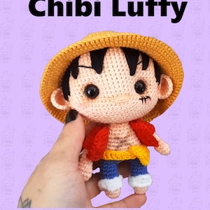 Könnte beinhalten: Ein gehäkeltes Amigurumi-Muster für eine Chibi-Luffy-Figur aus dem Anime One Piece. Das Muster enthält Anleitungen zum Erstellen einer kleinen, cartoonartigen Version von Luffy mit seinem charakteristischen Strohhut, rotem Shirt und blauer Hose. Das Muster ist in englischer Sprache verfasst und enthält detaillierte Anleitungen und Fotos.