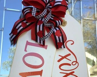 LOVE XOXO , Large Wooden Door Tag, Door Hanger, Farmhouse, Valentines Wreath , Valentines Decor, Valentine’s Day Door Decor