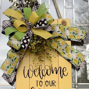 Bienvenido a nuestro hogar, gran cartel de madera para puerta, colgador de puerta, decoración rústica para puerta, letrero de madera, corona de madera amarilla y negra con limones