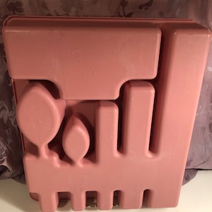 Peut inclure: Un jouet en plastique rose avec une variété de formes et de trous. Le jouet est conçu pour que les enfants jouent et apprennent les formes.