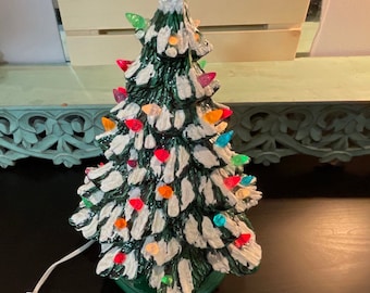 Lámpara de cerámica ÁRBOL DE NAVIDAD, ramas cubiertas de nieve, base de bombilla, árbol flocado, tablero de mesa, pintado a mano, Navidad, eléctrico, Vintage