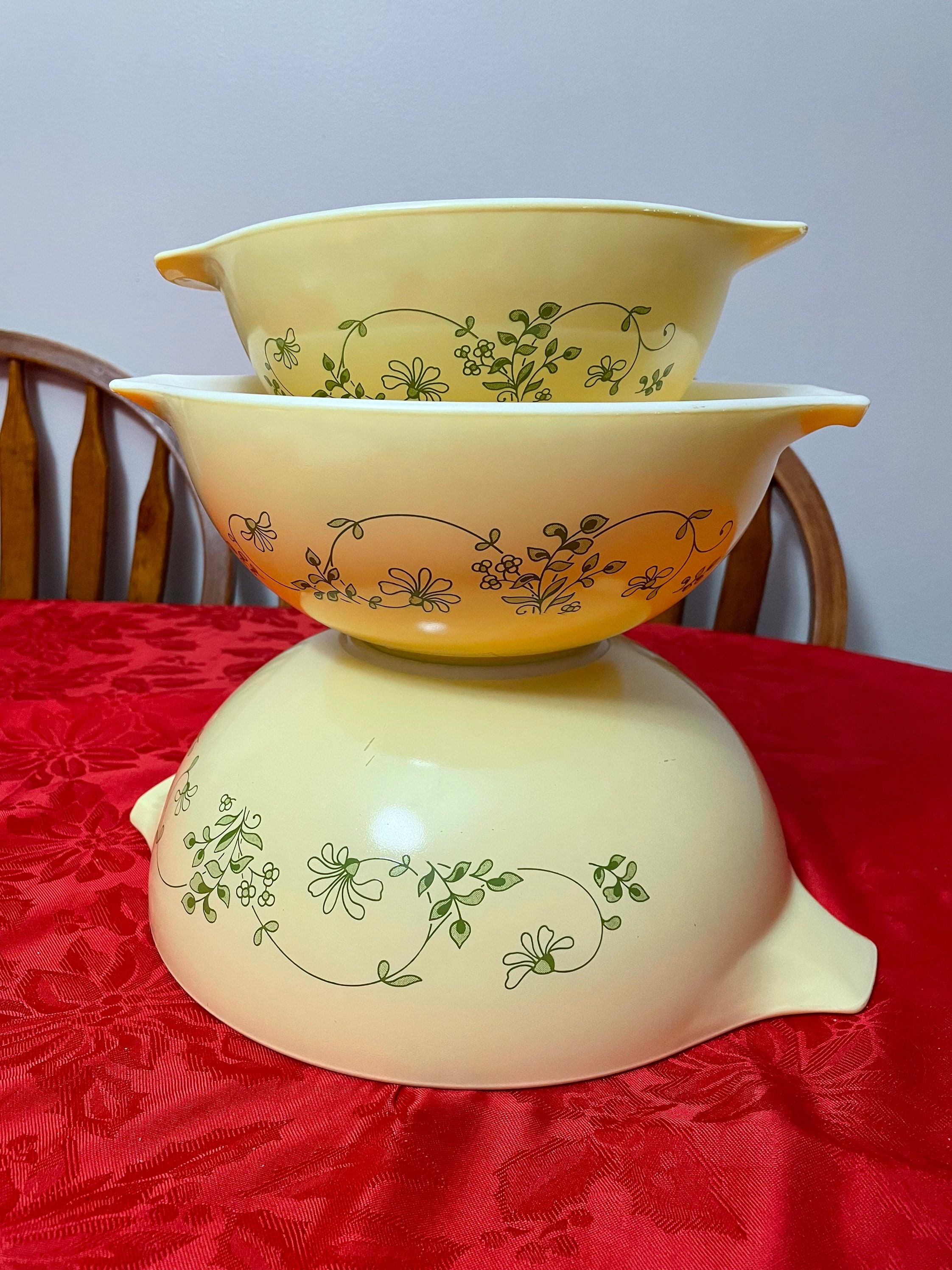 Pyrex Glass USA Pair Verde Avocado Green Cinderella Mixing Bowls 443 2 –  Olde Kitchen & Home