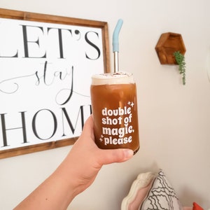 Vaso de café helado con doble dosis de magia - Taza de café de vidrio - Café estético - Vaso de cerveza en forma de lata