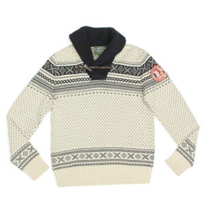 Könnte beinhalten: Ein cremefarbener Pullover mit einem schwarz-weißen geometrischen Muster. Der Pullover hat einen dunkelblauen Kragen und einen braunen Knebelverschluss. Der Pullover hat einen Aufnäher auf dem rechten Ärmel mit einem rot-weiß-blauen Design und dem Text "Arctic Explorer".