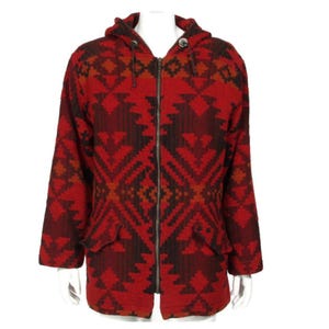 Puede incluir: Chaqueta con capucha estampada en rojo y negro con cierre de cremallera completo. La chaqueta presenta un diseño geométrico y dos bolsillos delanteros. La capucha tiene un cordón. La chaqueta se muestra en un maniquí blanco.