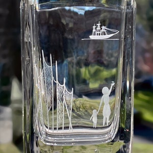 Skruf Farewell gravado vaso sueco de 5", mãe e filho acenando adeus a um navio, Edenfalk, design dos anos 1950