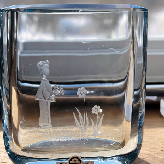 Strömbergshyttan Boy With Flowers Hand-engraved Ice Blue