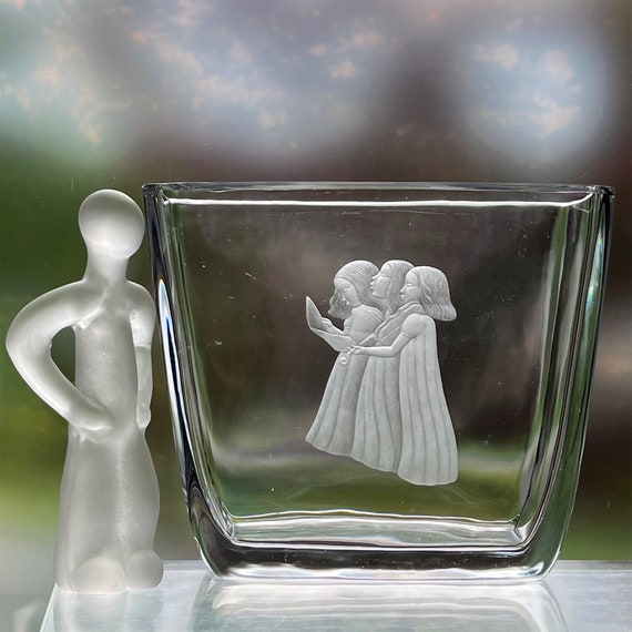 Orrefors Palmqvist, 1940s Crystal Rectangular Vase Engraved with 3 Girls Singing and Violin Playing