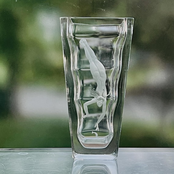 Orrefors Lindstrand Nude Woman Pearl Diver Engraved Optic Crystal Vase