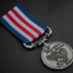 Unsere 60. Hochzeitsjubiläumsmedaille - langer / hervorragender Service, Tapferkeit im Feld. Geschenk Mann/Frau 60 Jahre. Silber