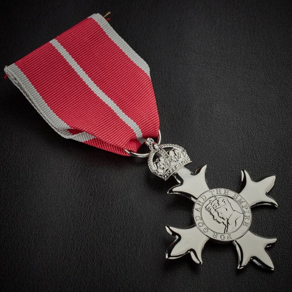 Replica op ware grootte van een lid van de Orde van het Britse Rijk MBE-medaille. Militair lint/divisie/eer