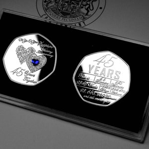 Paar zilveren herdenkingsmunten ter ere van de 45e SAPPHIRE-HUWELIJKSVERJAARDAG. Edelsteen. Display-/presentatiekoffer en geschenkdoos. Cadeau. 45 jaar