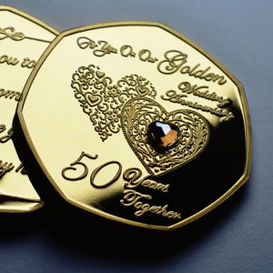 Könnte beinhalten: Eine goldfarbene Münze mit einem Herzdesign und dem Text "For You On Our Golden Wedding Anniversary 50 Years Together".