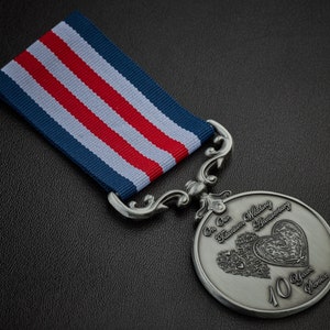 Notre 10e (en titane) médaille d'anniversaire de mariage - services distingués et bravoure sur le terrain. Cadeau/cadeau mari/femme 10 ans. Argent