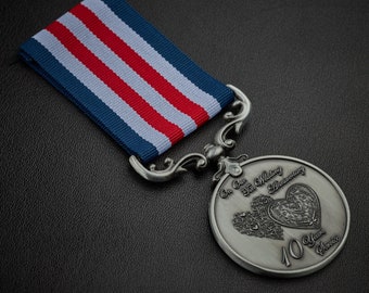 Onze 10e (tinnen) huwelijksverjaardagsmedaille - uitmuntende service en moed in het veld. Geschenk/cadeau man/vrouw 10 jaar. Zilver