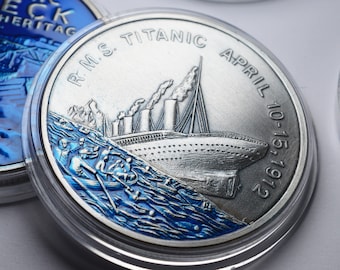 タイタニック博物館のお土産タイタニック号の船の模型と、ケース入りの