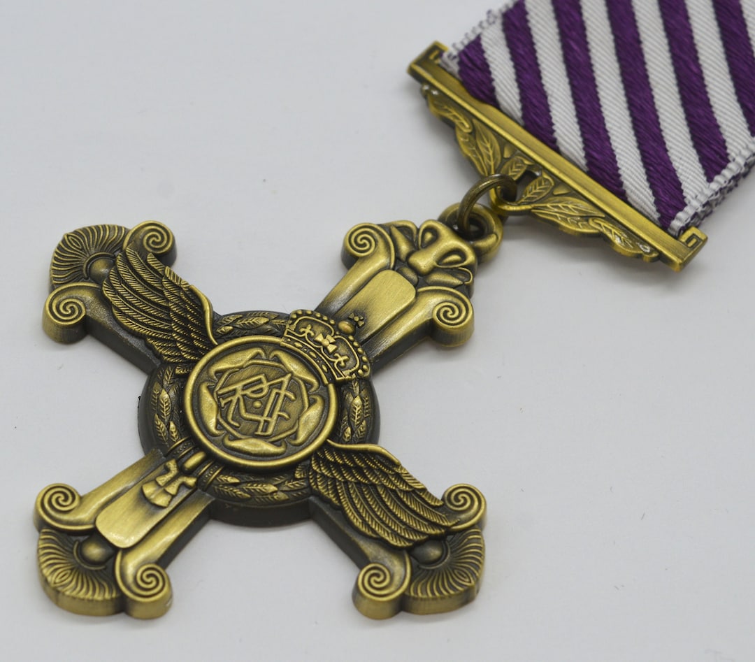 実物大の英国空軍殊勲飛行十字章/勲章。DFC。RAF。ブロンズ