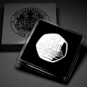 Till dig på din 40-årsjubileum med rubiner. Silverminnesmärke med infälld ädelsten. Presentetui. Fyrtio 40 år tillsammans.