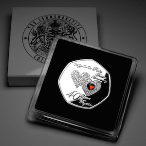 40周年のルビー結婚記念日に、シルバーの記念品を贈りましょう。ケース入り。宝石がちりばめられています。ギフト／プレゼント。40年間、共に歩んできました。