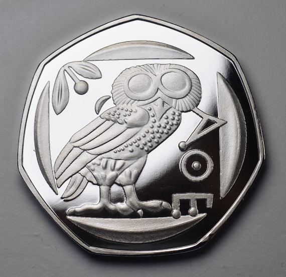 古代ギリシャの「アテナのフクロウ」記念銀貨。紀元前 450 年のアテネ