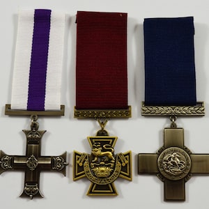 Pu&ograve; includere: Tre medaglie di bronzo con nastri viola, rosso e blu. Le medaglie presentano una croce con un leone, una corona e un cavaliere a cavallo.